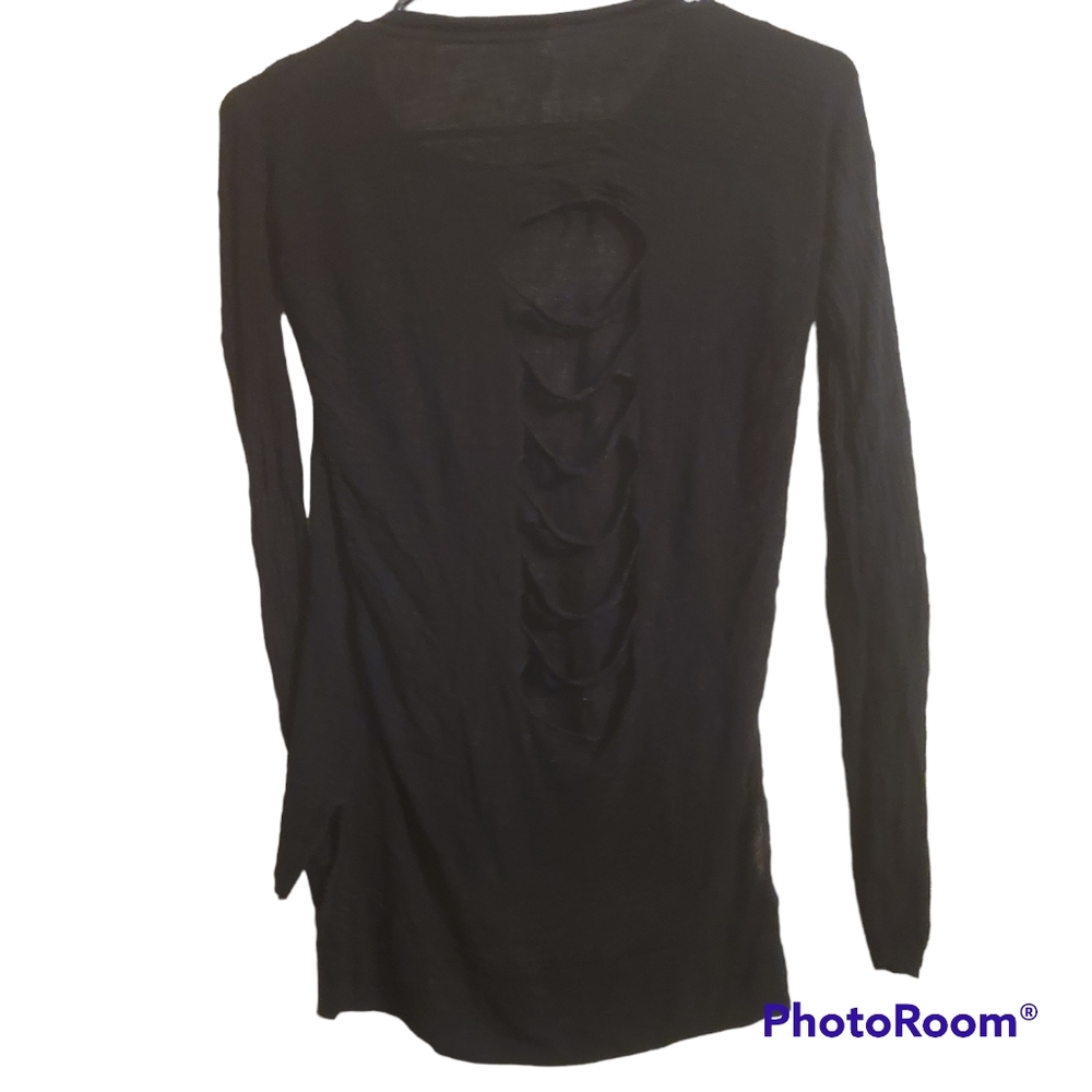 ABSOLUTELY🌟 LONG SLEEVE CUT OUT BACK RIP/PUNK LOOK IN BACK! SIZE SMALL